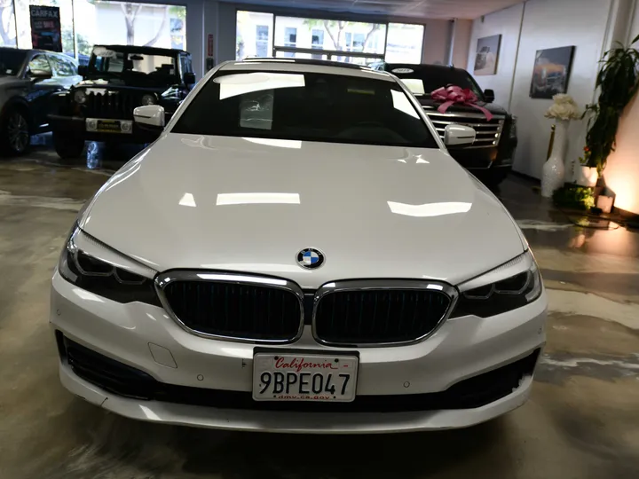 WHITE, 2019 BMW 5 SERIES Image 2