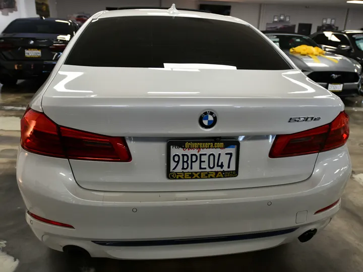 WHITE, 2019 BMW 5 SERIES Image 9