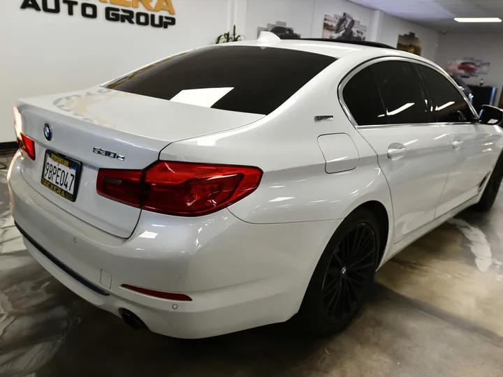 WHITE, 2019 BMW 5 SERIES Image 12