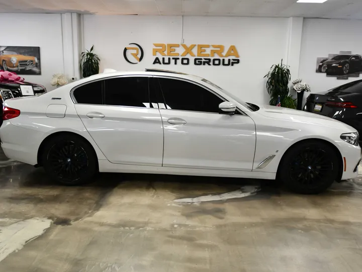 WHITE, 2019 BMW 5 SERIES Image 13