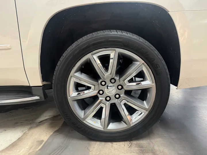 WHITE, 2015 CHEVROLET SUBURBAN Image 9