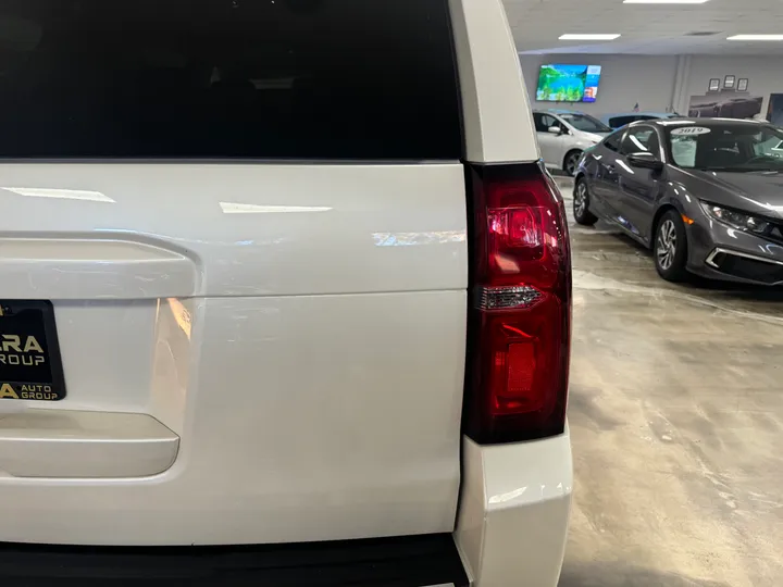 WHITE, 2015 CHEVROLET SUBURBAN Image 14