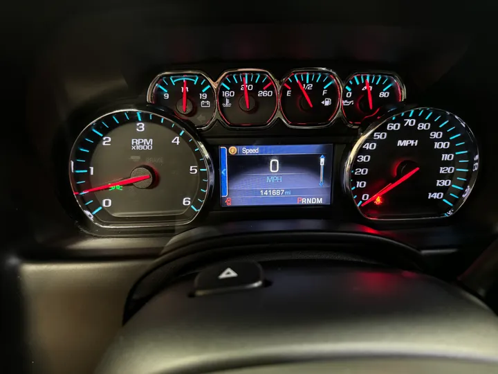 WHITE, 2015 CHEVROLET SUBURBAN Image 27