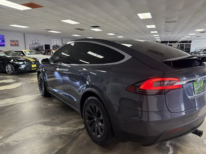 SILVER, 2018 TESLA MODEL X Image 5