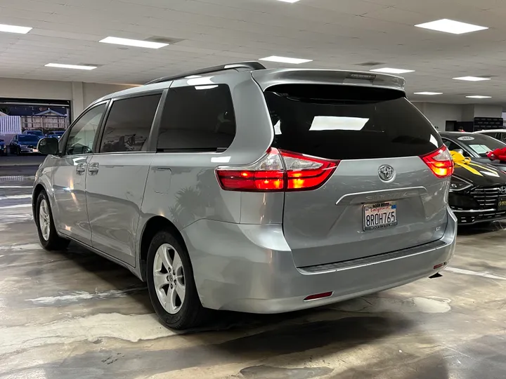 2015 TOYOTA SIENNA Image 4