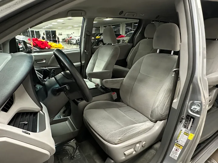 2015 TOYOTA SIENNA Image 9