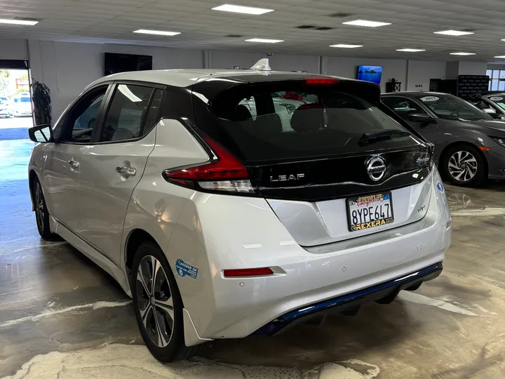 SILVER, 2022 NISSAN LEAF Image 10