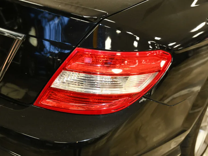 BLACK, 2011 MERCEDES-BENZ C-CLASS Image 11