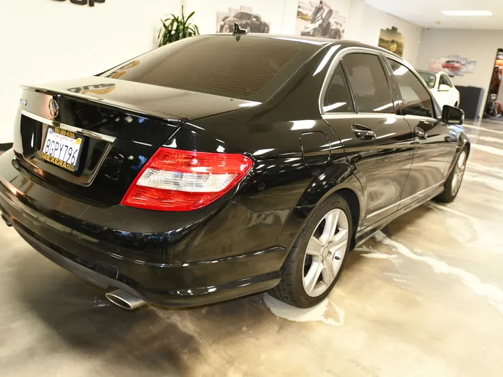 BLACK, 2011 MERCEDES-BENZ C-CLASS Image 12