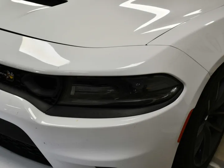 WHITE, 2019 DODGE CHARGER Image 4