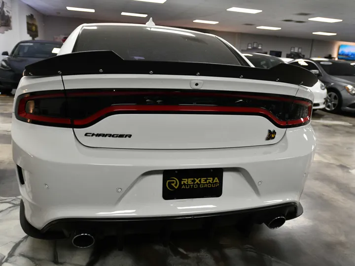 WHITE, 2019 DODGE CHARGER Image 9