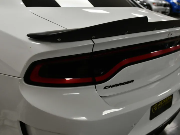 WHITE, 2019 DODGE CHARGER Image 10