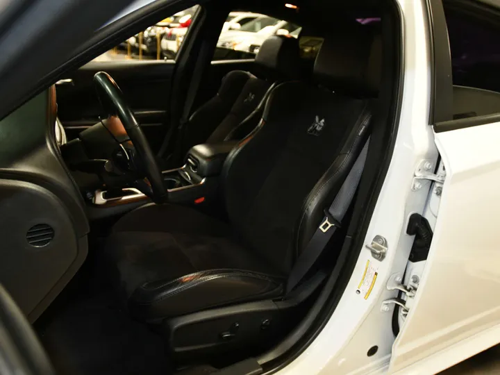 WHITE, 2019 DODGE CHARGER Image 17