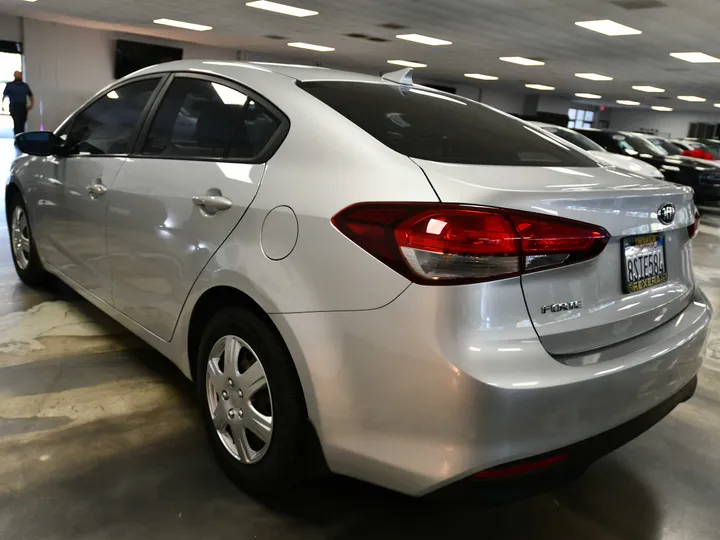 SILVER, 2018 KIA FORTE Image 8