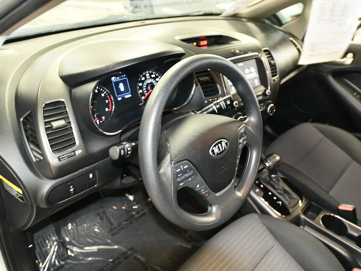 SILVER, 2018 KIA FORTE Image 15