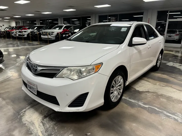 WHITE, 2014 TOYOTA CAMRY Image 5