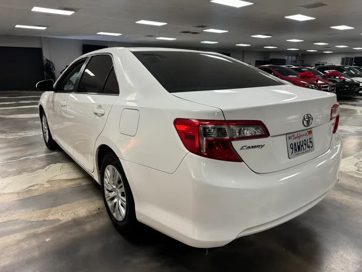 WHITE, 2014 TOYOTA CAMRY Image 8