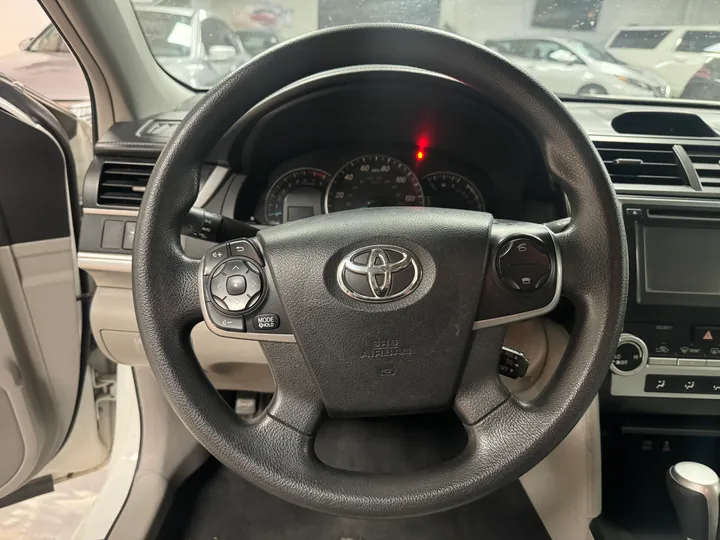 WHITE, 2014 TOYOTA CAMRY Image 13