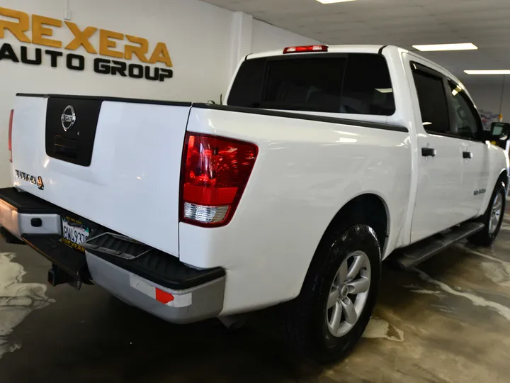 WHITE, 2012 NISSAN TITAN CREW CAB Image 12