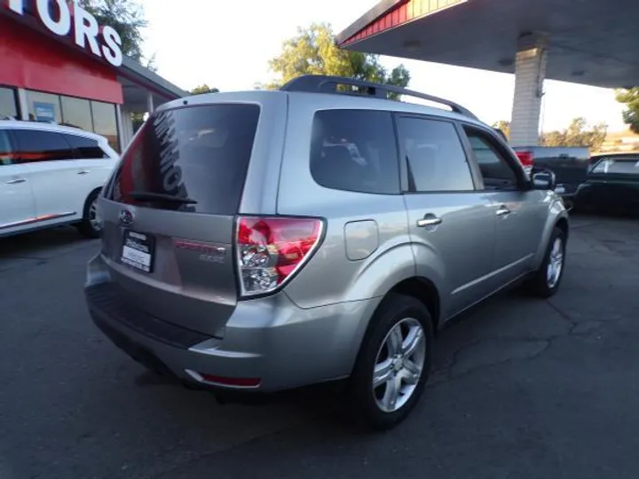 SILVER, 2010 SUBARU FORESTER Image 6