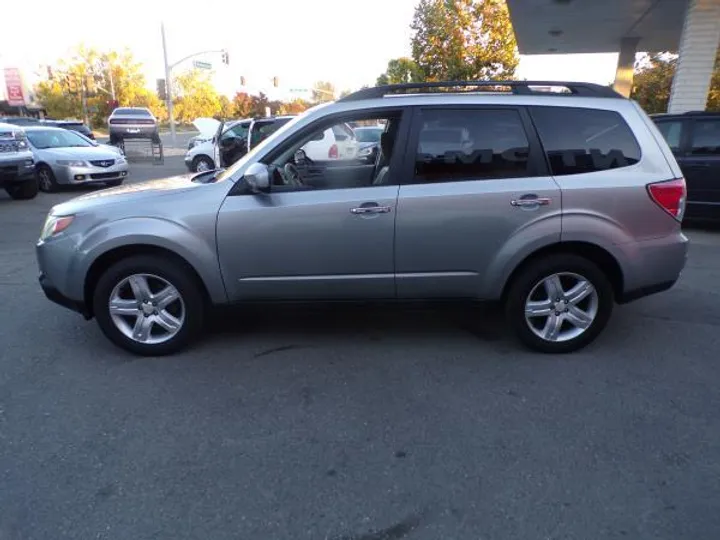 SILVER, 2010 SUBARU FORESTER Image 9