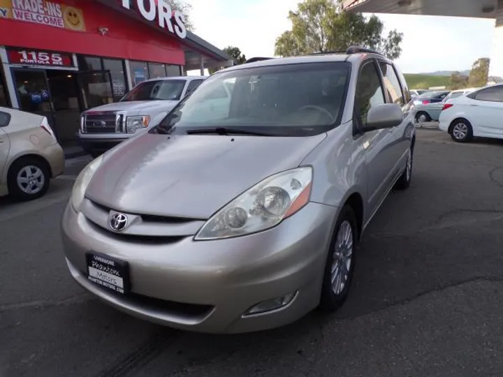 SILVER, 2008 TOYOTA SIENNA Image 2