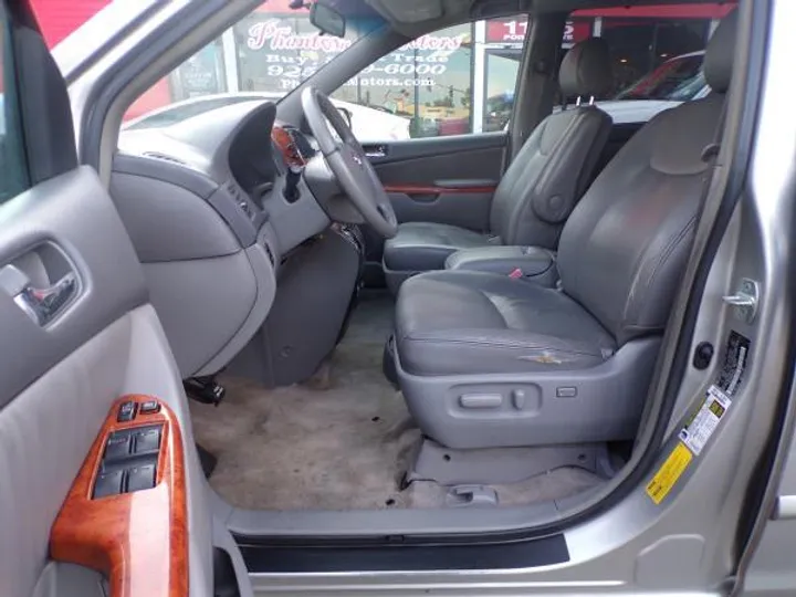 SILVER, 2008 TOYOTA SIENNA Image 8