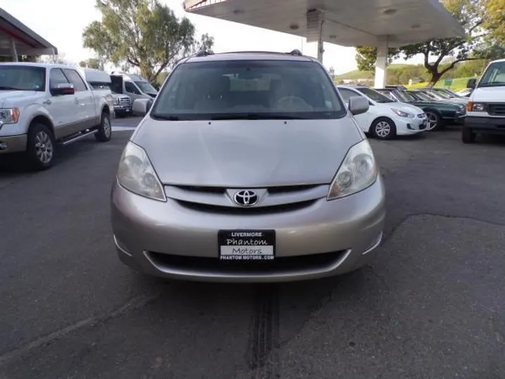 SILVER, 2008 TOYOTA SIENNA Image 1