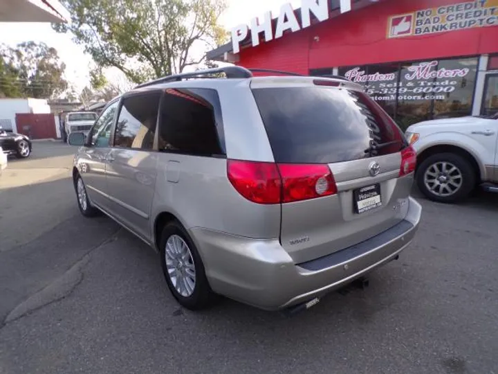 SILVER, 2008 TOYOTA SIENNA Image 4