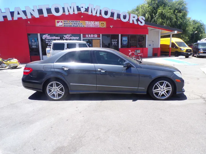 GRAY, 2010 MERCEDES-BENZ E-CLASS Image 4