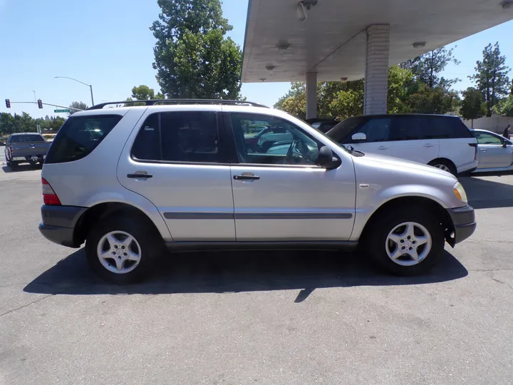 SILVER, 1999 MERCEDES-BENZ M-CLASS Image 2