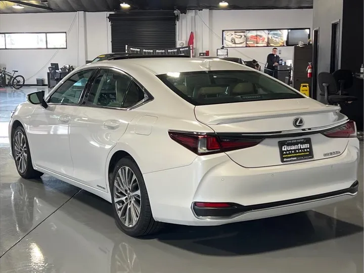 WHITE, 2021 LEXUS ES Image 3