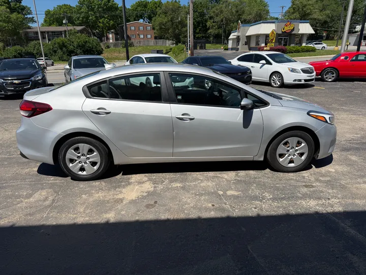 GRAY, 2018 KIA FORTE Image 5