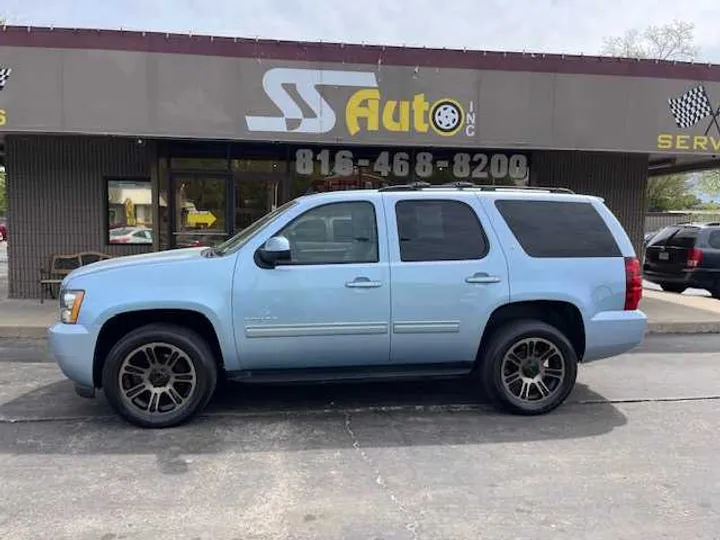 BLUE, 2011 CHEVROLET TAHOE Image 5