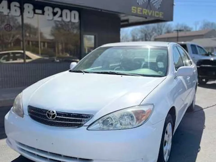 WHITE, 2002 TOYOTA CAMRY Image 2