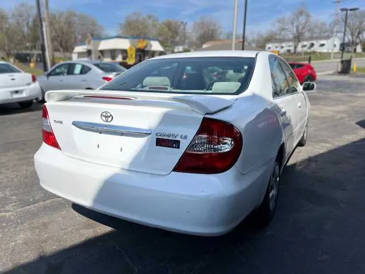 WHITE, 2002 TOYOTA CAMRY Image 4