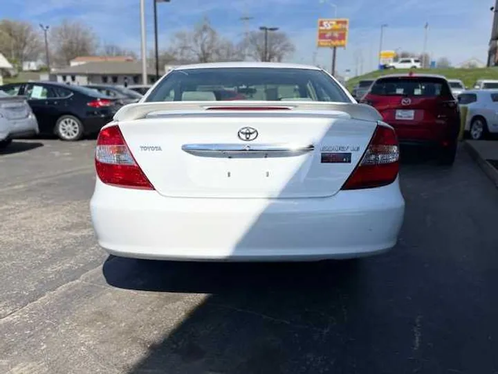 WHITE, 2002 TOYOTA CAMRY Image 14