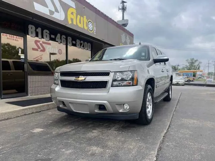 SILVER, 2009 CHEVROLET SUBURBAN 1500 Image 2