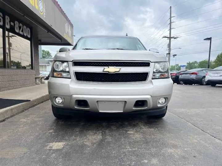 SILVER, 2009 CHEVROLET SUBURBAN 1500 Image 3