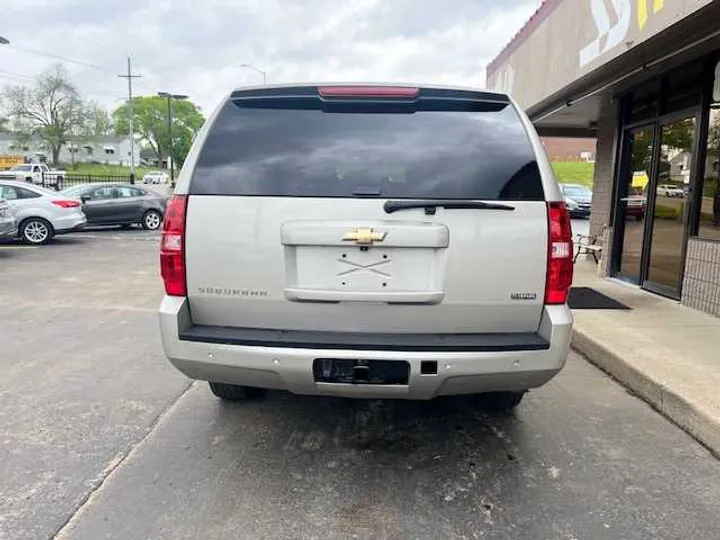 SILVER, 2009 CHEVROLET SUBURBAN 1500 Image 7