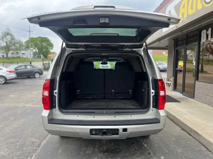 SILVER, 2009 CHEVROLET SUBURBAN 1500 Image 9