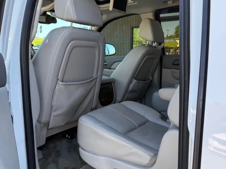 WHITE, 2008 CHEVROLET SUBURBAN 1500 Image 10