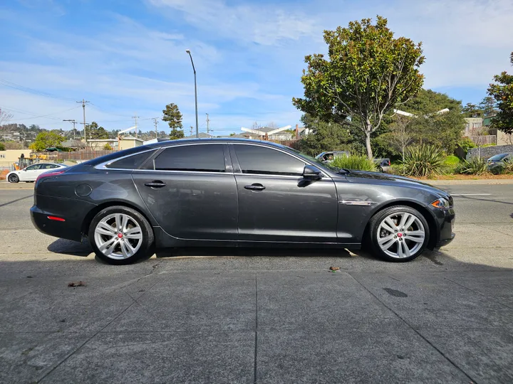 BLACK, 2016 JAGUAR XJ Image 5