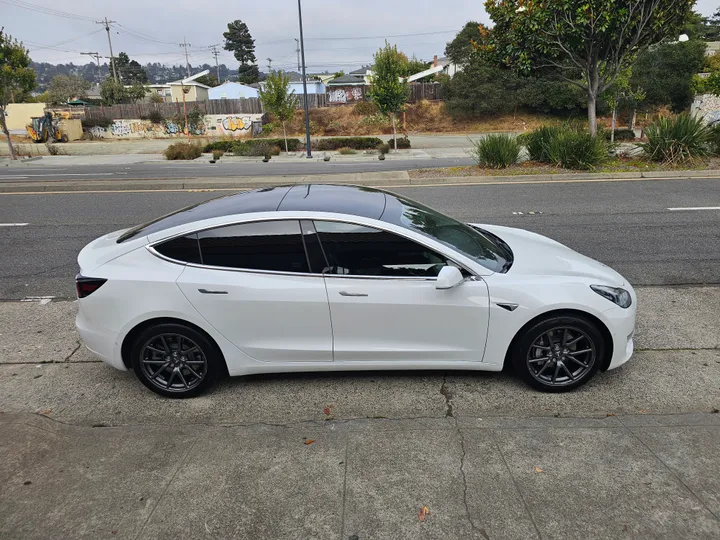 WHITE, 2019 TESLA MODEL 3 Image 8