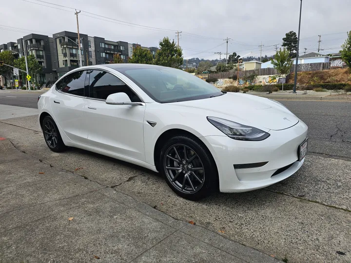 WHITE, 2019 TESLA MODEL 3 Image 9