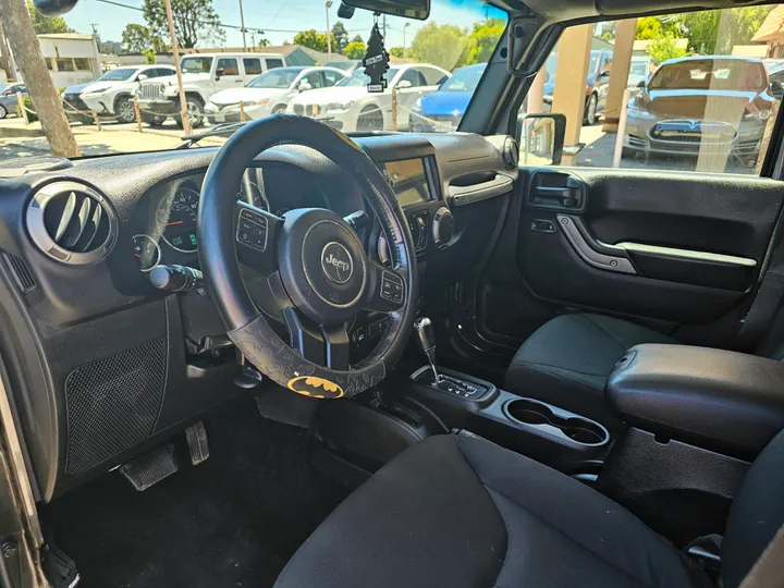 GRAY, 2018 JEEP WRANGLER UNLIMITED Image 10