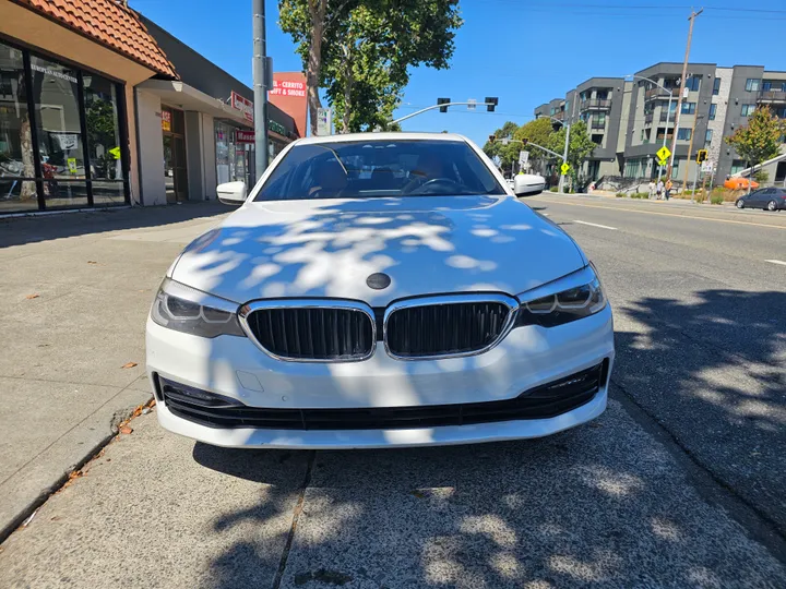 WHITE, 2018 BMW 5 SERIES Image 2