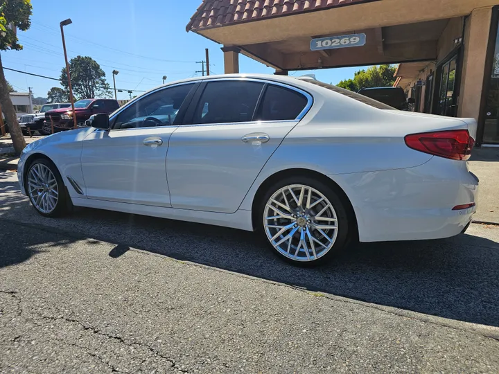 WHITE, 2018 BMW 5 SERIES Image 4