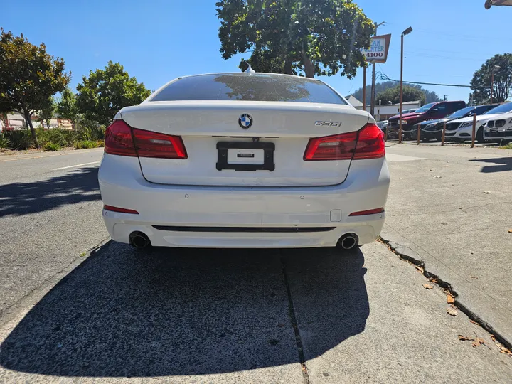 WHITE, 2018 BMW 5 SERIES Image 5