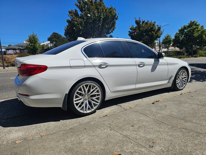 WHITE, 2018 BMW 5 SERIES Image 6